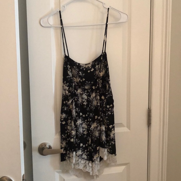 Super cute floral romper! - Picture 2 of 2